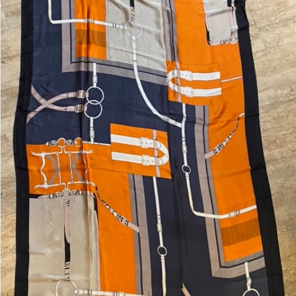 Scarf - Large unbranded silk feeling scarf/shawl - Picture 5 of 8